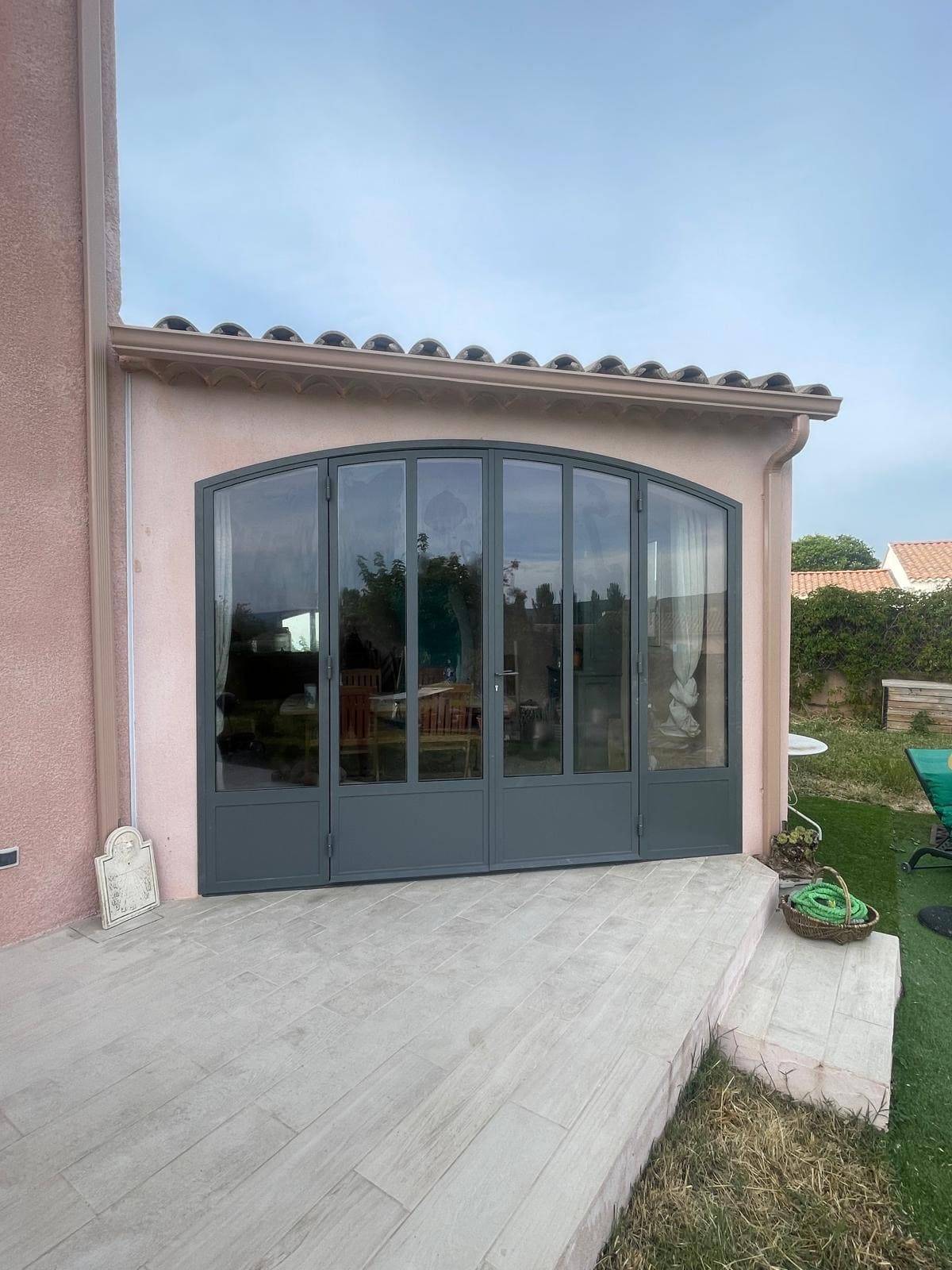Réalisation d’un châssis cintré en fer forgé gris anthracite à Roussillon, dans le Luberon