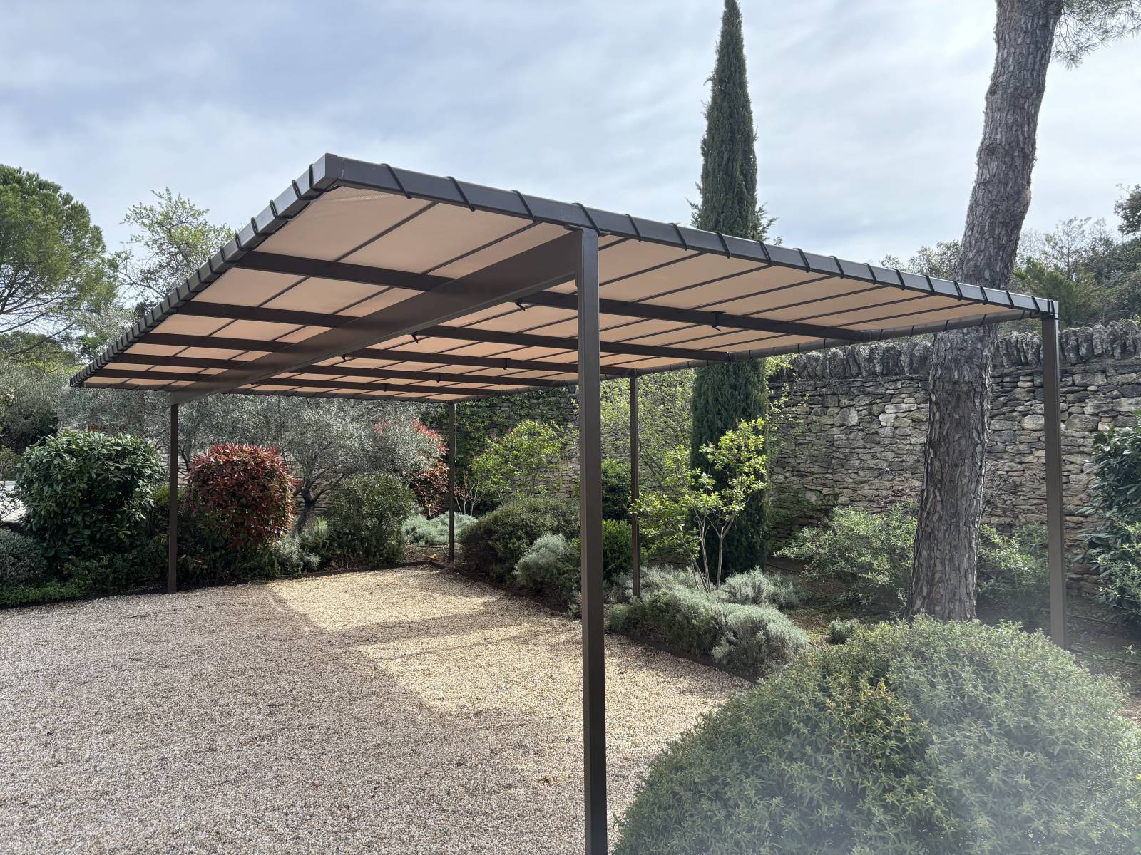 Fabrication et pose d’un carport en acier avec entoilage – Une réalisation sur mesure à Gordes, près d’Apt (84)