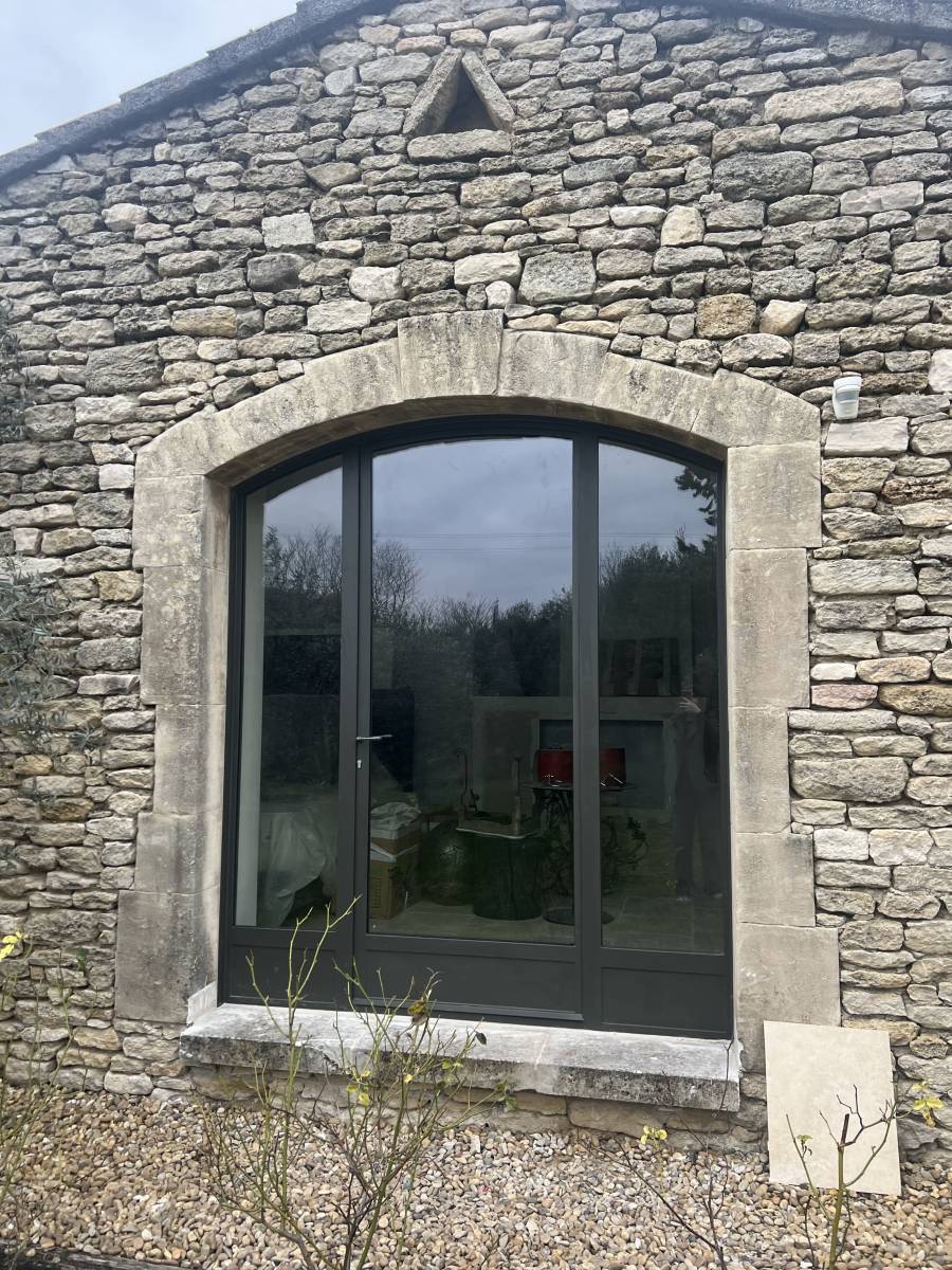 Fabrication et pose d'une menuiserie en acier, châssis composé, sur mesure à Gordes, élaborée par Savoir Fer dans le Luberon et ses alentours (84)