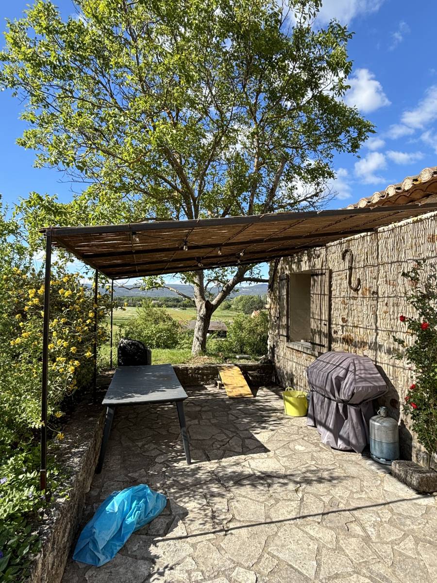 Pergola adossée à la façade avec des canisses