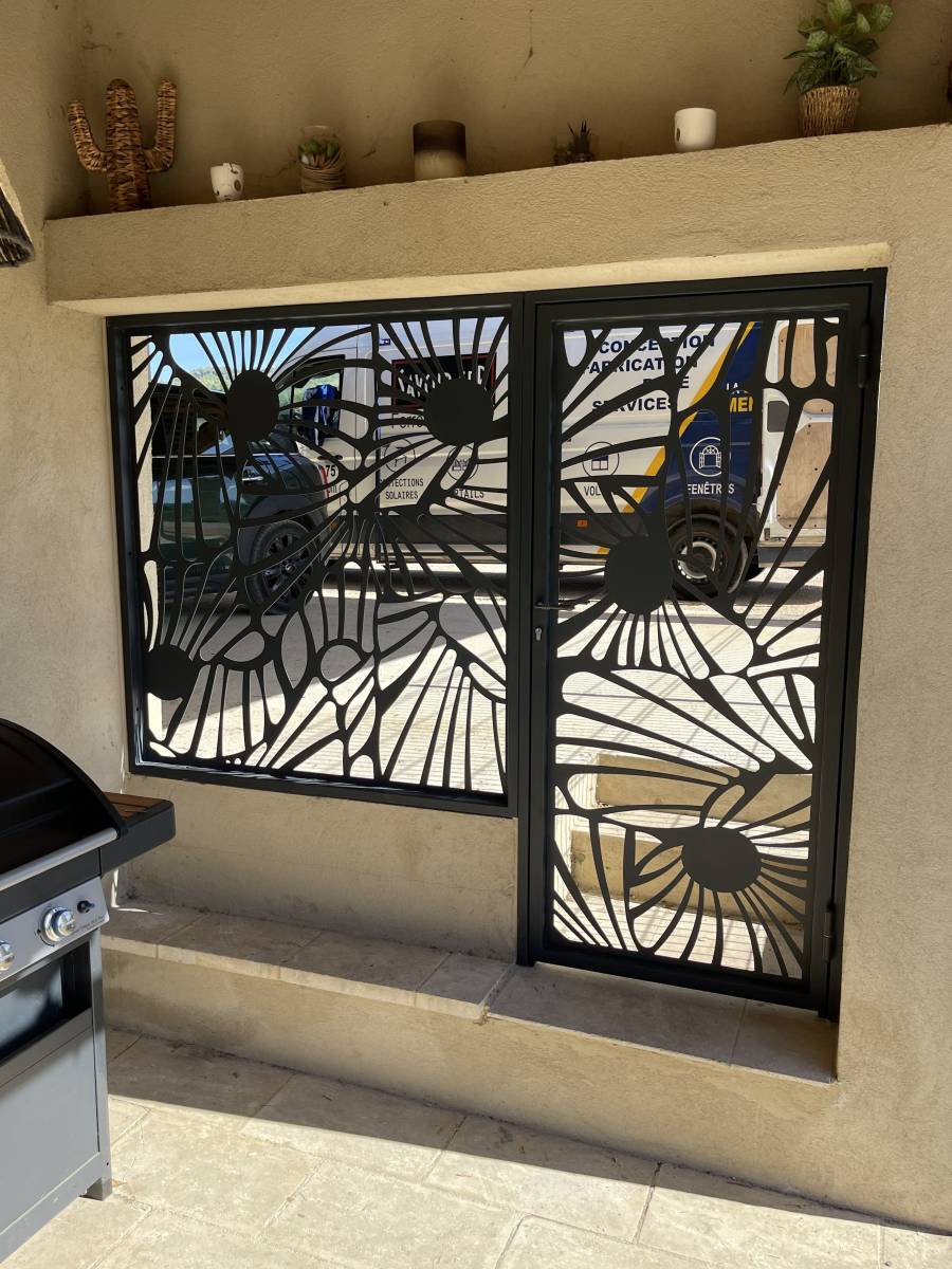 Création et Pose de Brise-Vue et Porte en Acier Découpés au Laser par Savoir Fer, Expert en Ferronnerie d'Art près d'Apt (84)