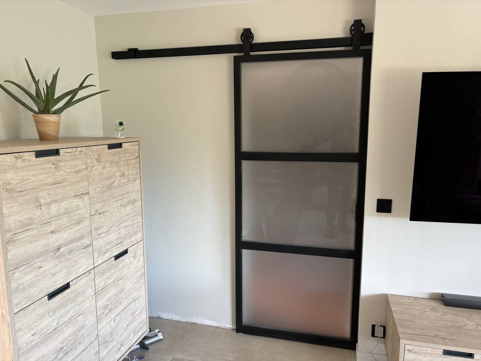 Création sur mesure d'une porte coulissante en acier, élaborée par Savoir Fer et son équipe de ferronniers chevronnés, à Gargas et ses alentours (84)