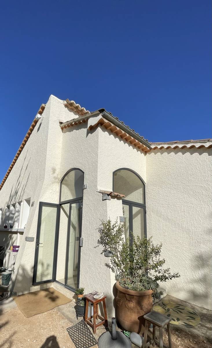 Fabrication et pose de menuiseries en acier sur mesure – Hall d'entrée près de Roussillon (84)