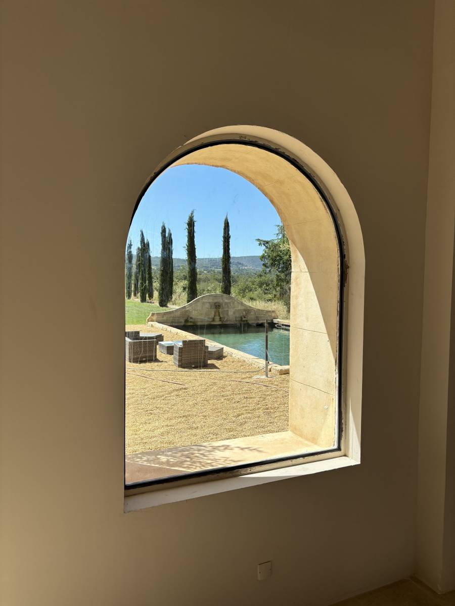 Fabrication et pose de châssis fixes sur mesure, en acier à Gargas, près d'Apt (84), réalisés par nos ferronniers d'art chevronnés