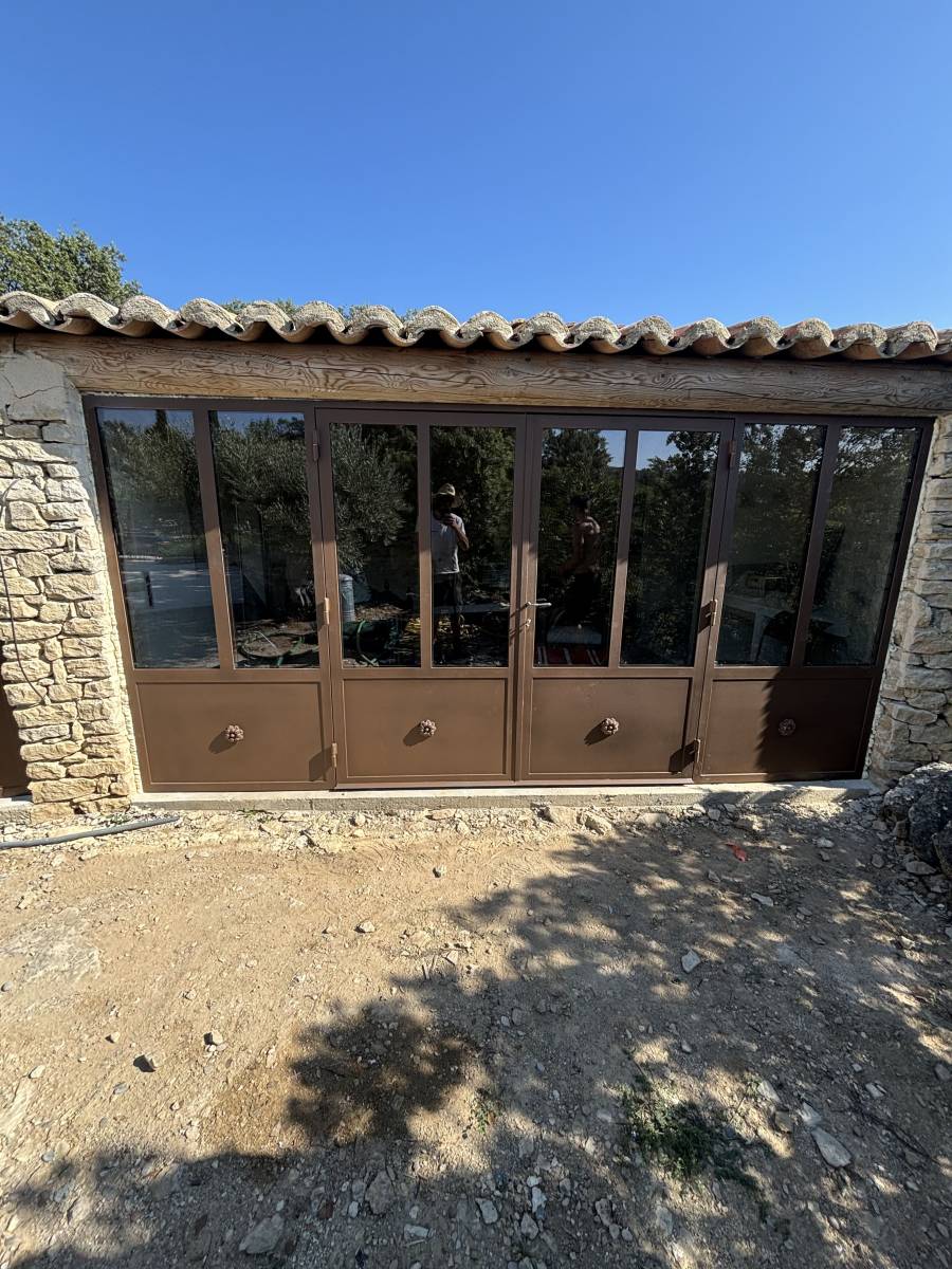 Menuiserie en acier avec détails