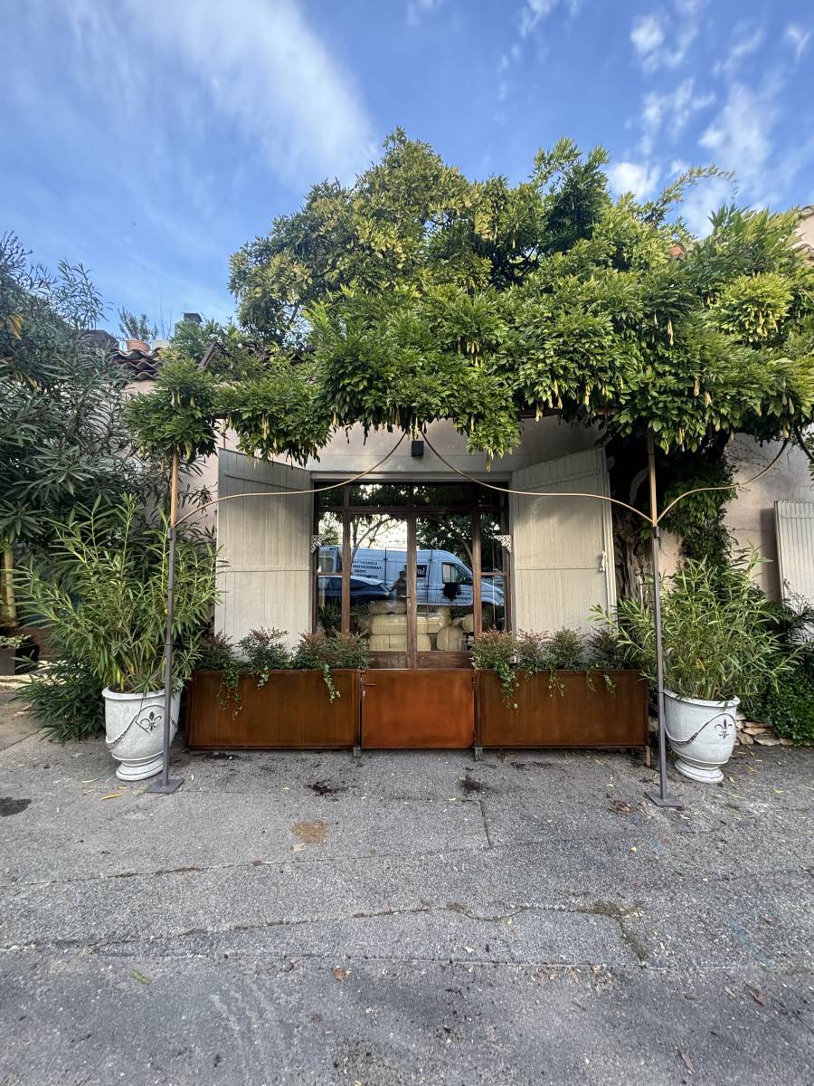 Fabrication et installation en cours d'un garde-corps démontable en acier, pour notre cliente à Bonnieux (84) dans le Luberon,