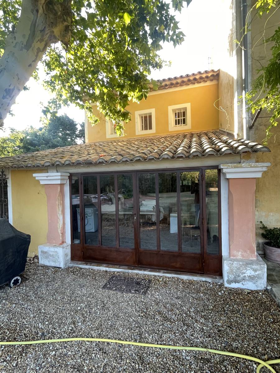 Châssis-composé en acier finition rouillé verni – Une verrière sur mesure par Savoir Fer