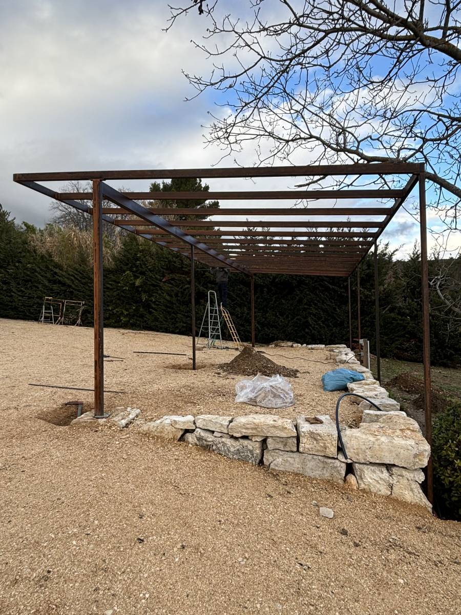 Chantier en cours : Création d’un carport en fer forgé à Saint-Saturnin-lès-Apt