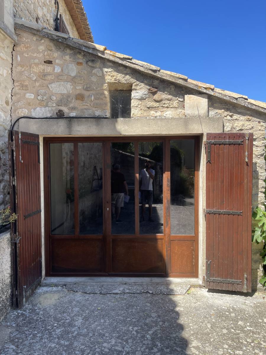 Porte-fenêtre en acier finition rouillé verni – Une réalisation sur mesure par Savoir Fer