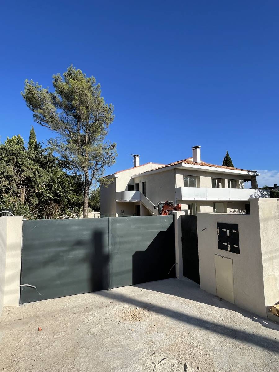 Fabrication et pose d'un portail en tôle pleine en acier et fabrication d'un portillon en acier a Aubagne (13)
