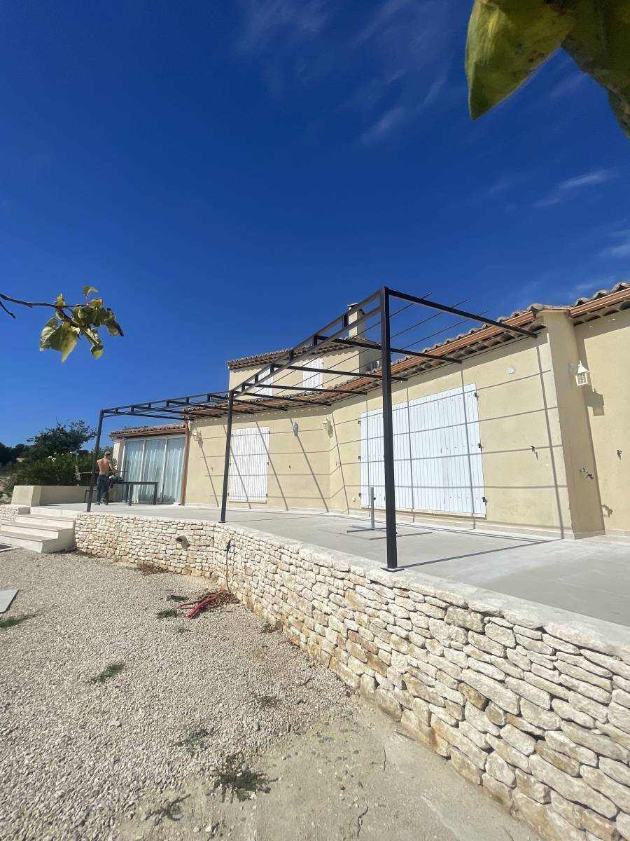 pergola droite adossée à la façade, conçue et installée par l’équipe de Savoir Fer à Joucas (84)