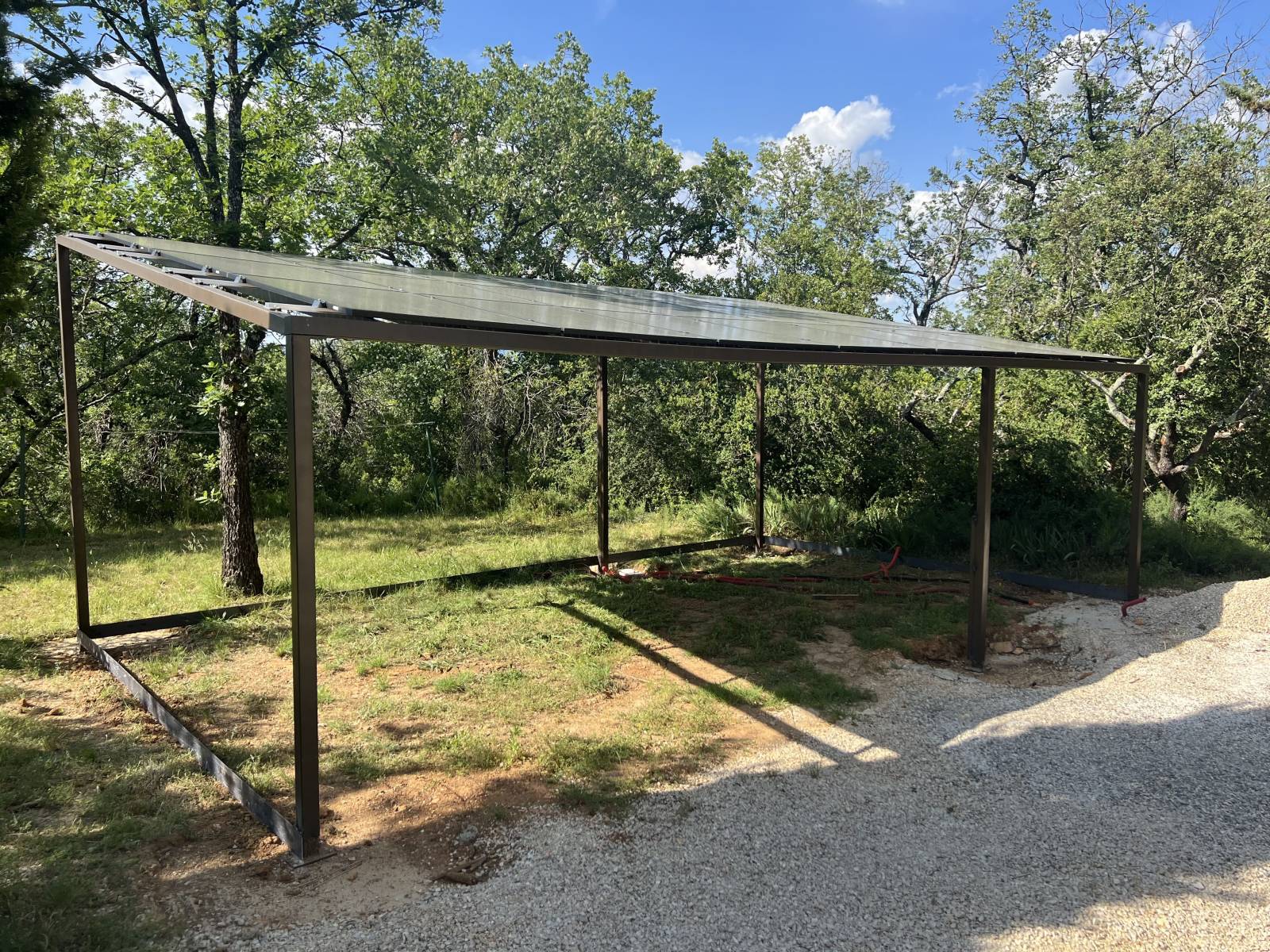 Fabrication et pose d’un carport en acier avec panneaux solaires – Une réalisation sur mesure à Apt (84)