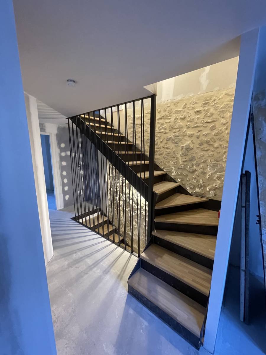 Située dans le Lubéron, près d'Apt (84), notre équipe de ferronniers d'art met son savoir-faire artisanal à votre service pour concevoir des escaliers sur mesure