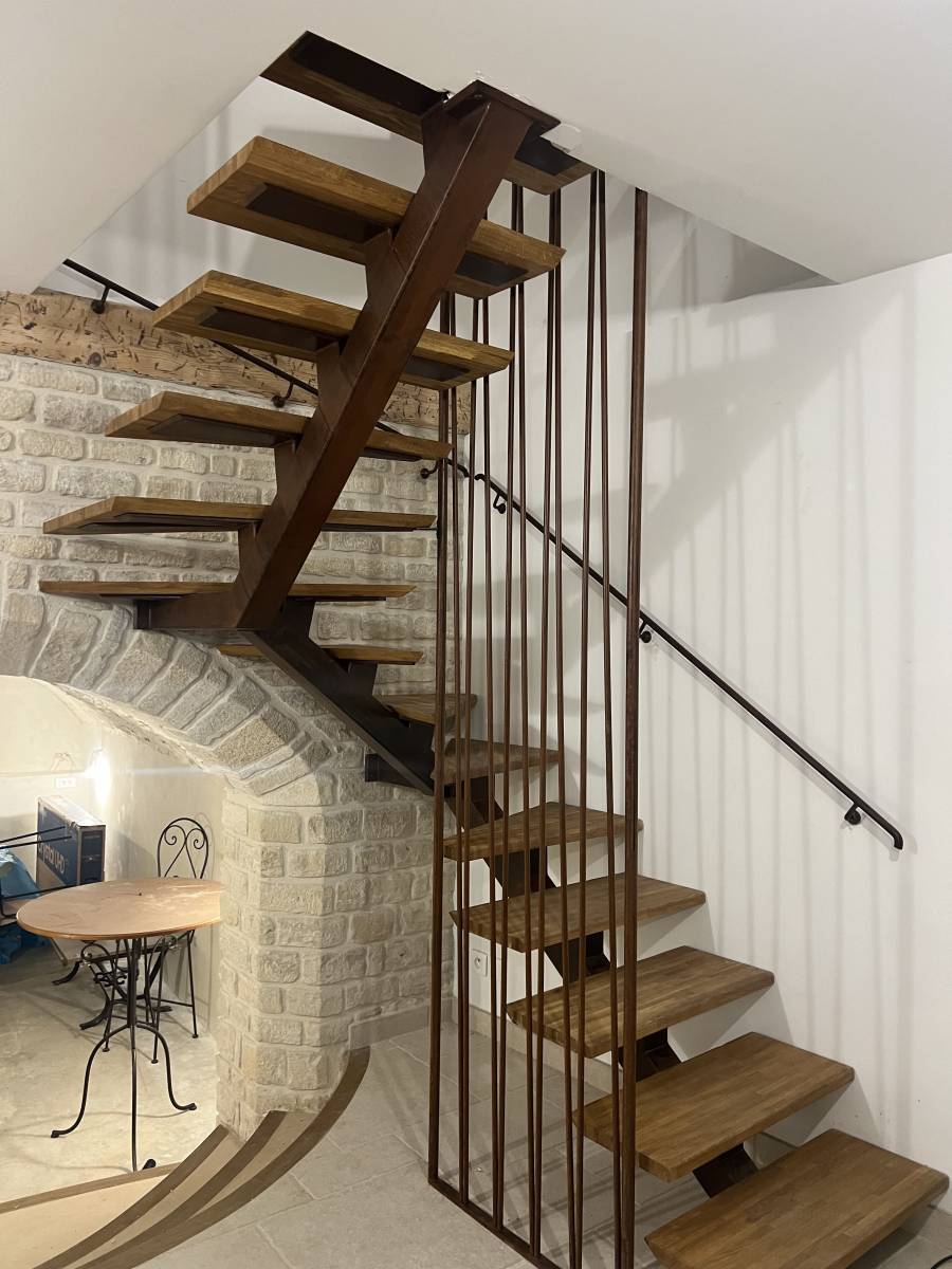 Fabrication et pose d'un escalier en acier et en bois avec finition rouillé vernis en Provence 