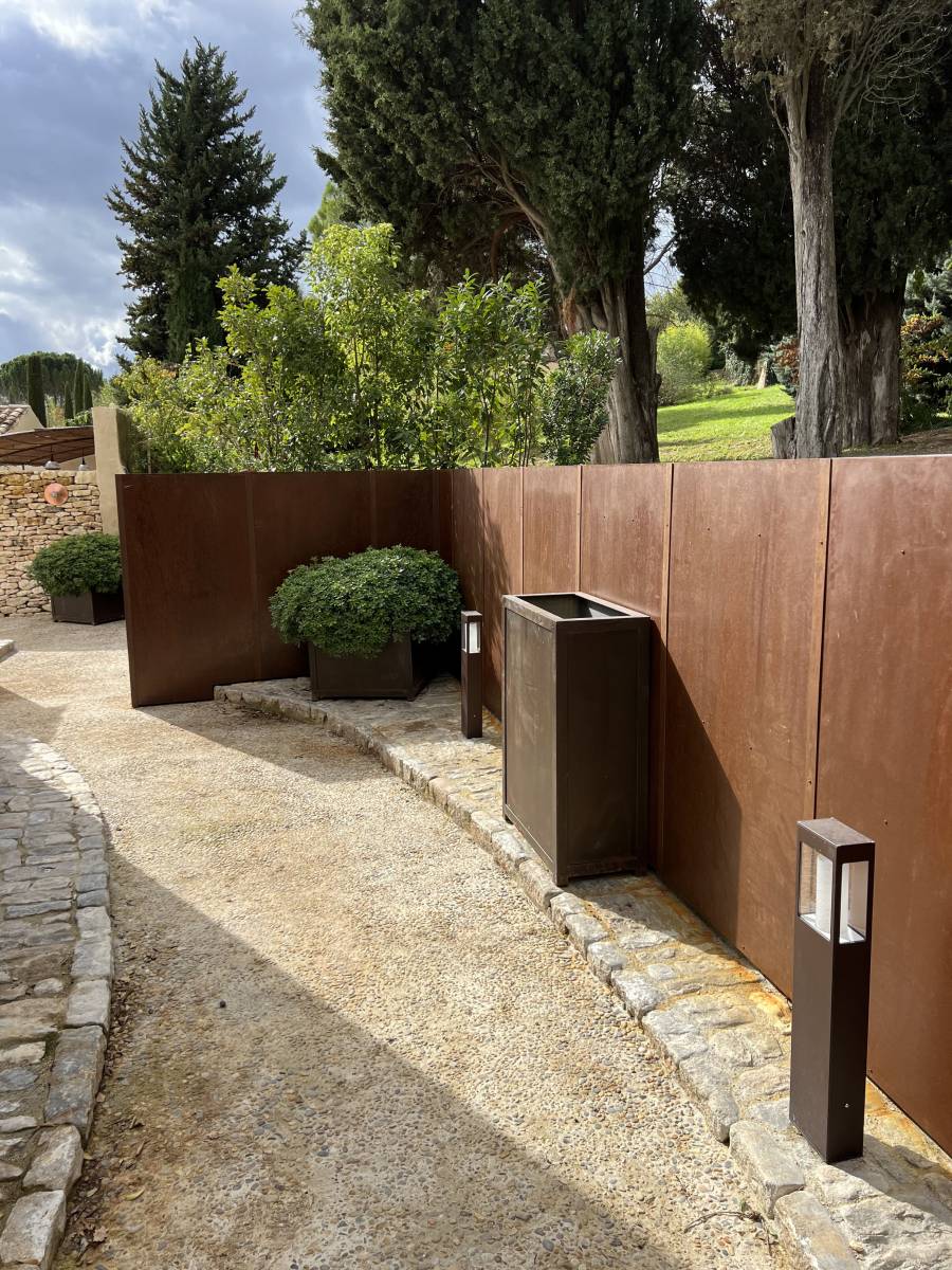 Fabriquant et poseur de mobilier extérieur sur mesure dans le Luberon et ses alentours (84), Savoir Fer ferronnerie d'art 