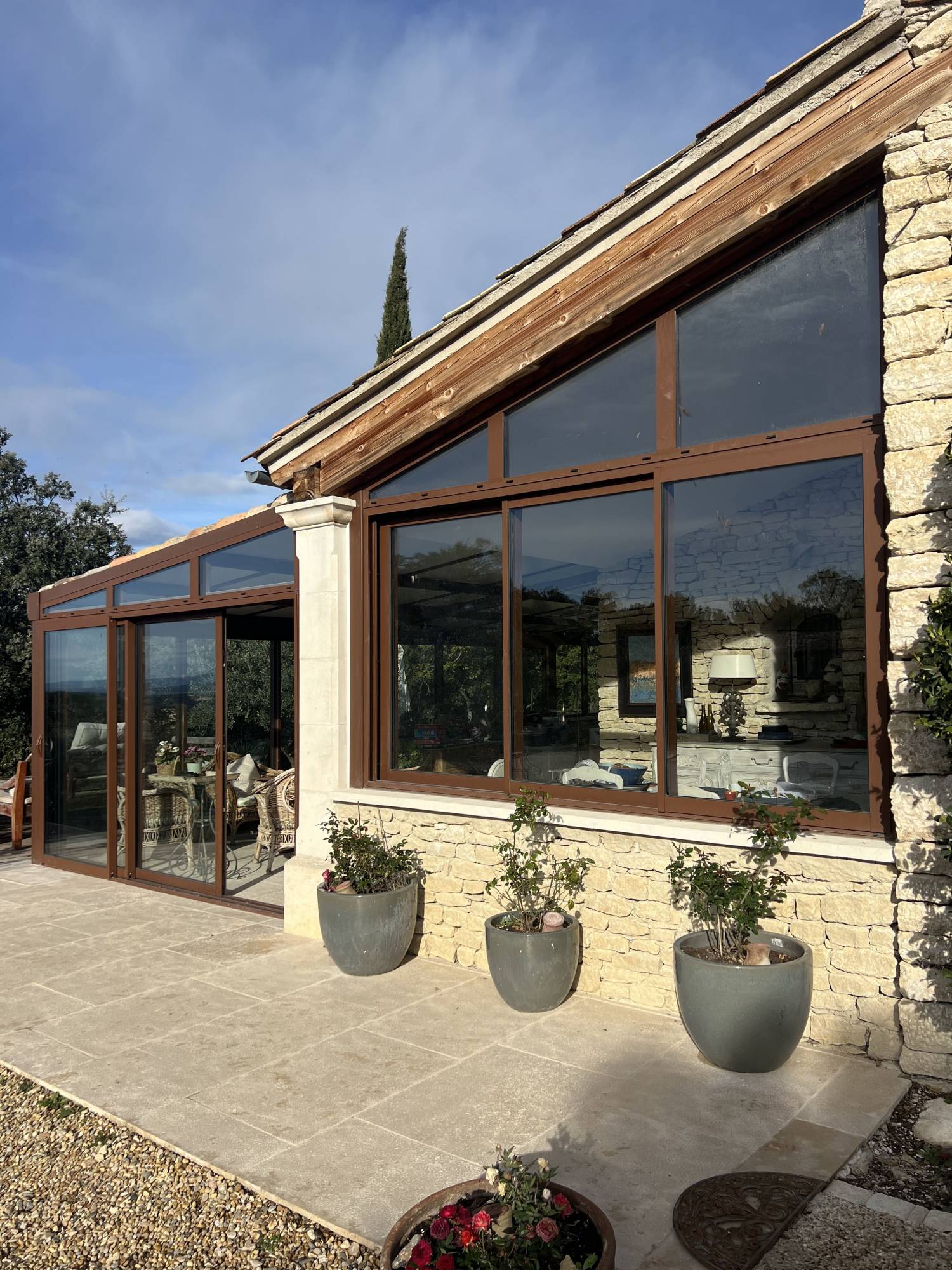 Fabrication et pose d'une véranda en aluminium sur mesure, à Gordes (84), conçue par Savoir Fer