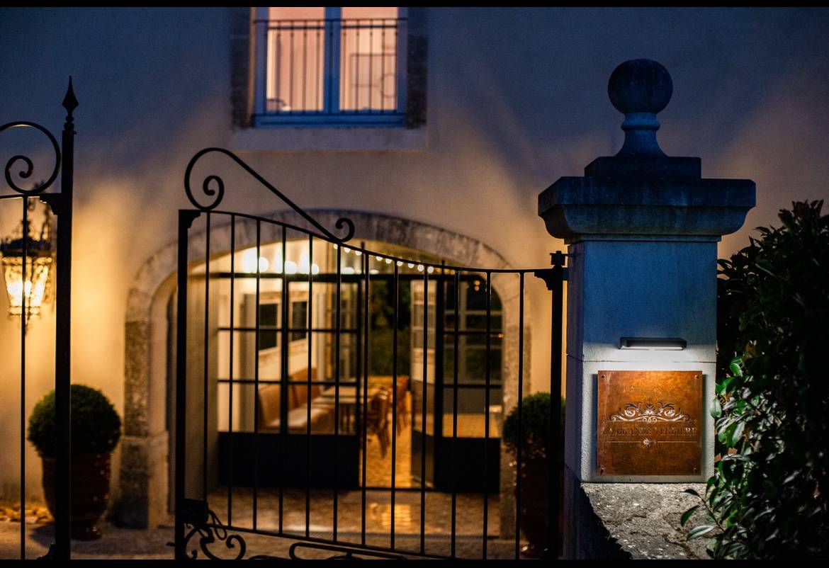 Portails en fer forgé sur mesure, avec travaille des volutes à la forge, par Savoir Fer dans le Lubéron et ses alentours (84)