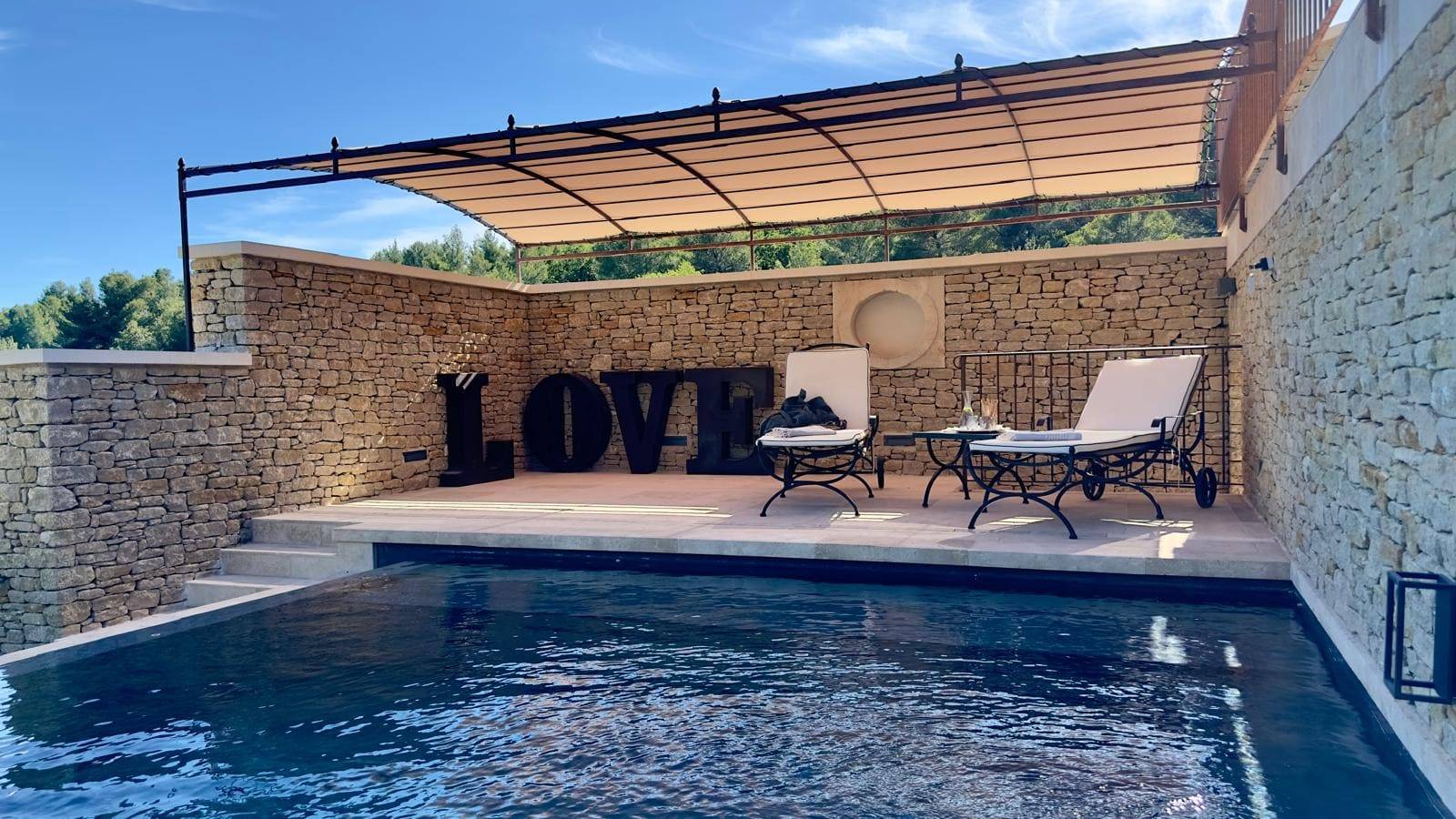 Réalisation d'une pergola en acier cintré avec bâche d'ombrage à Murs près d'Apt (84)