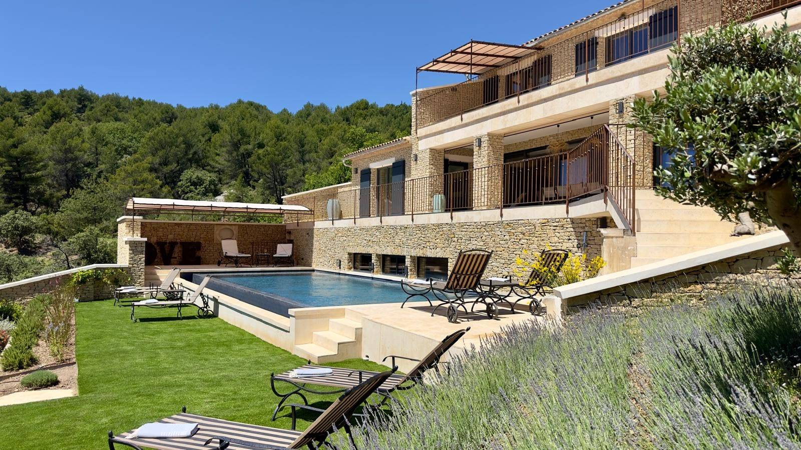 Pergolas en acier avec bâche d'ombrage en Provence