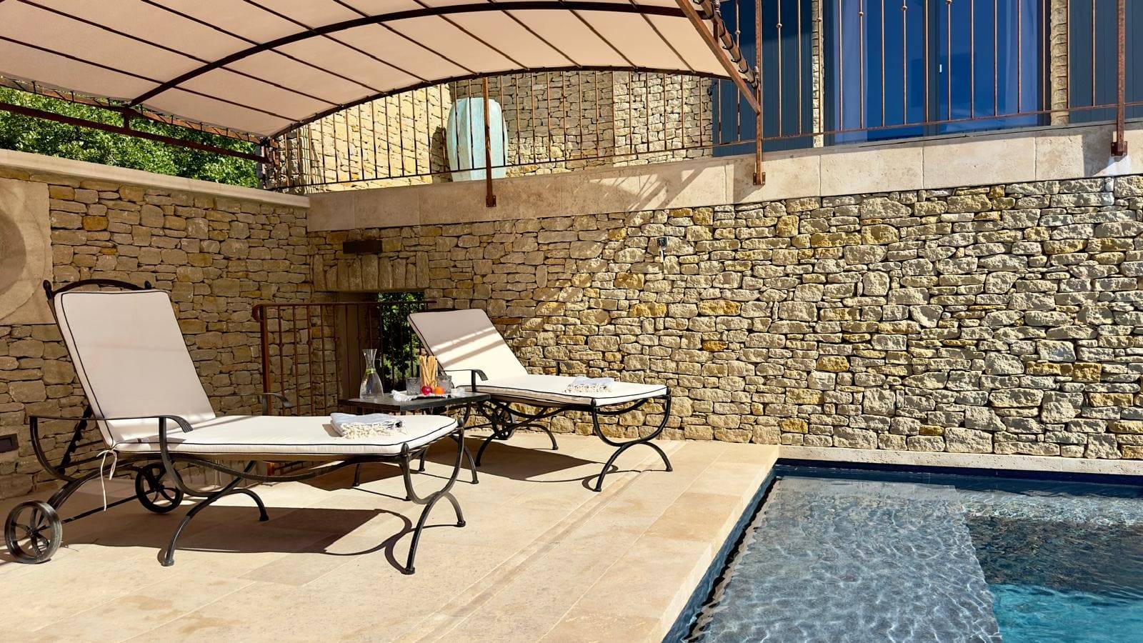 Réalisation d'une pergola en acier cintré avec bâche d'ombrage à Murs près d'Apt (84)