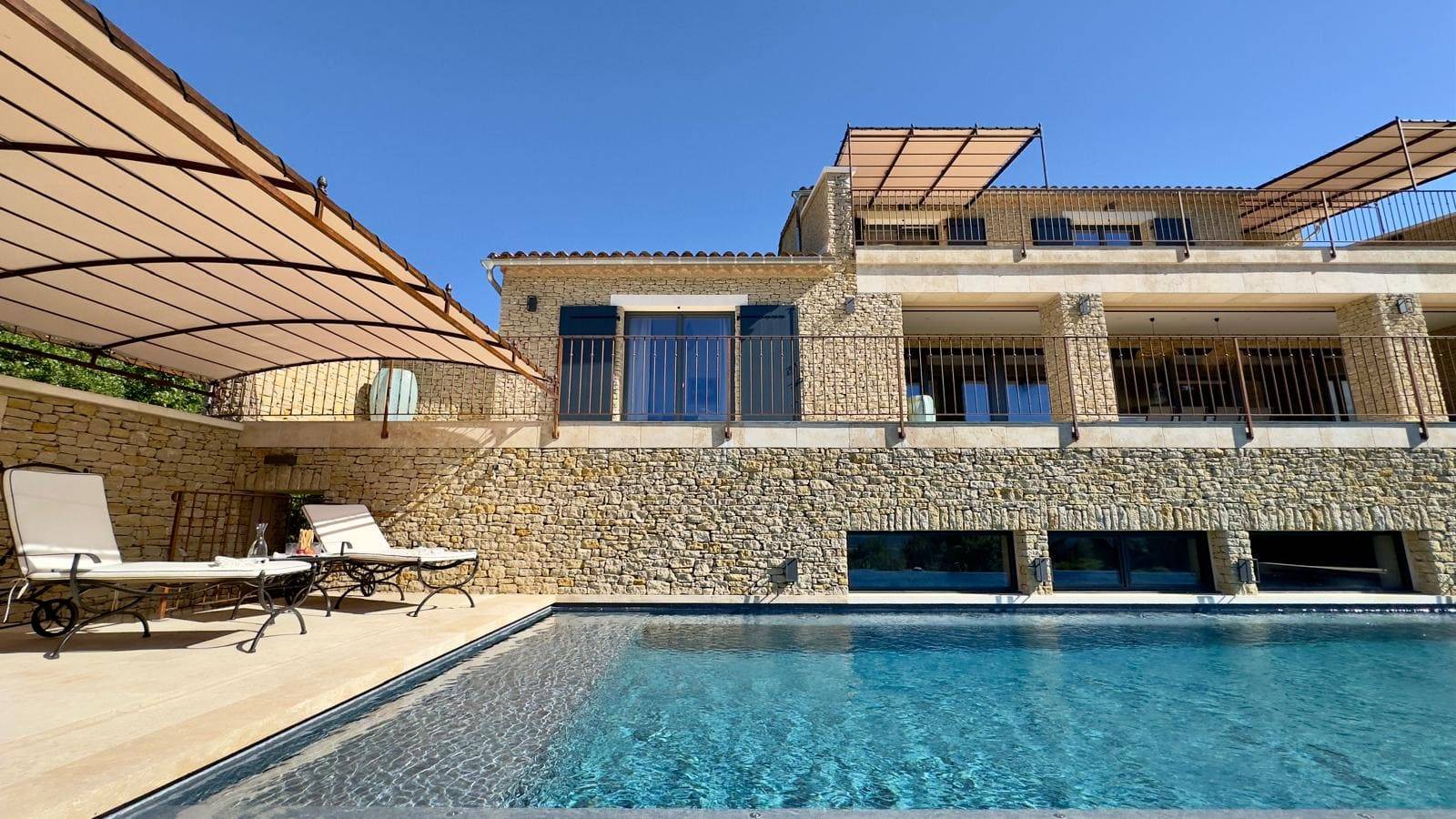 Fabrication et pose de pergolas en fer forgé sur mesure, dans le Vaucluse et ses alentours (84), élaborées par Savoir Fer