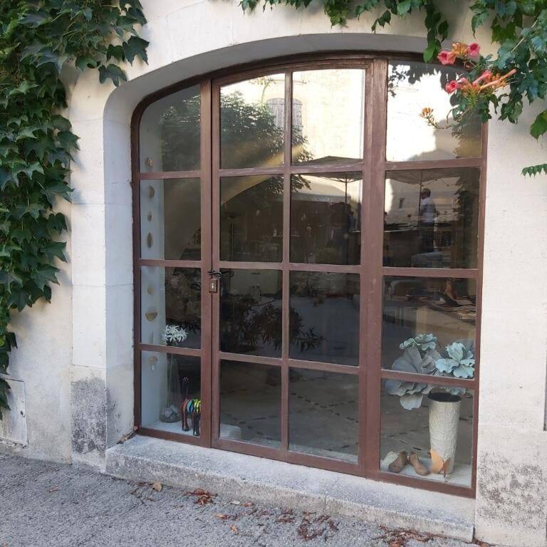 Ferronnier qualifié pour les menuiseries en acier dans le Luberon et ses alentours (84)