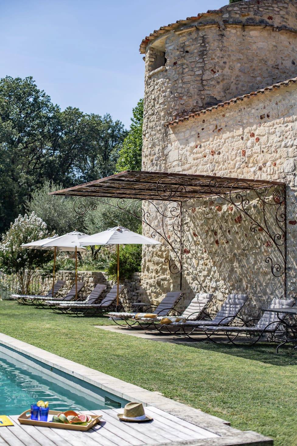 Création et installation d'une marquise en fer forgé sur mesure près de Goult dans le Luberon 