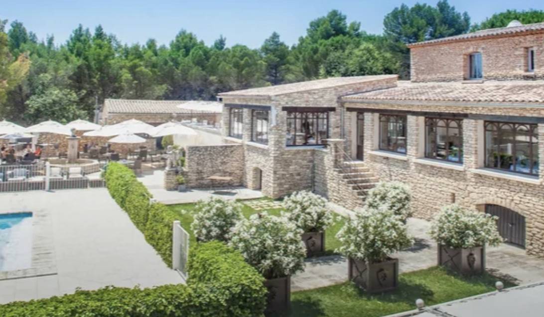 Réalisation de jardinières par nos ferronniers d'art qualifiés pour l’hôtel Phébus à Joucas dans le Luberon (84)