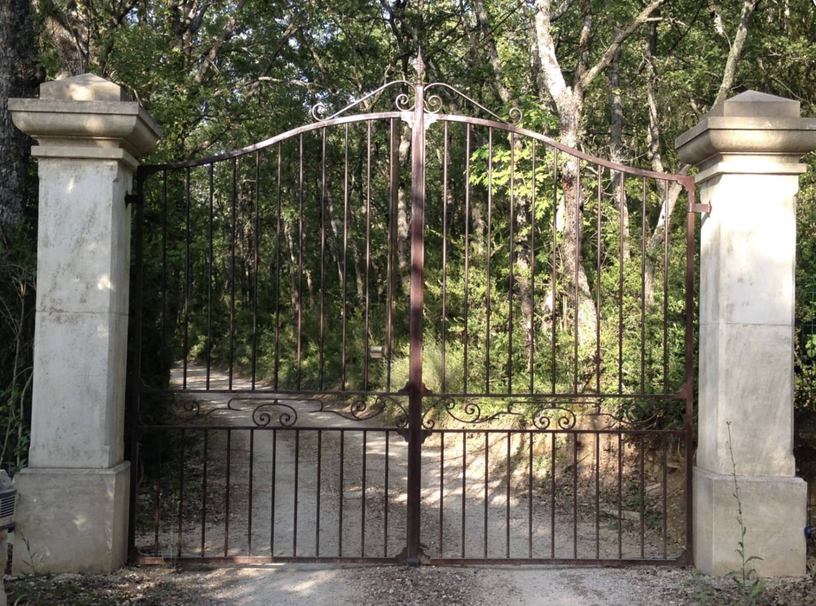 Fabrication et Pose de Portails en Fer Forgé sur Mesure – Savoir Fer près de Bonnieux dans le Vaucluse (84)
