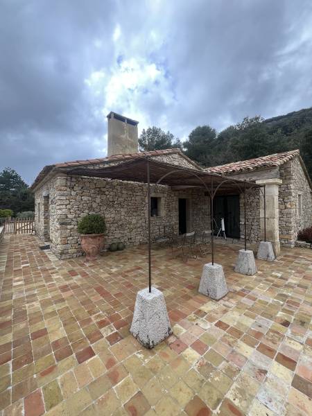 Pergola en fer forgé finition rouillé vernie – Projet sur mesure à Murs (84)