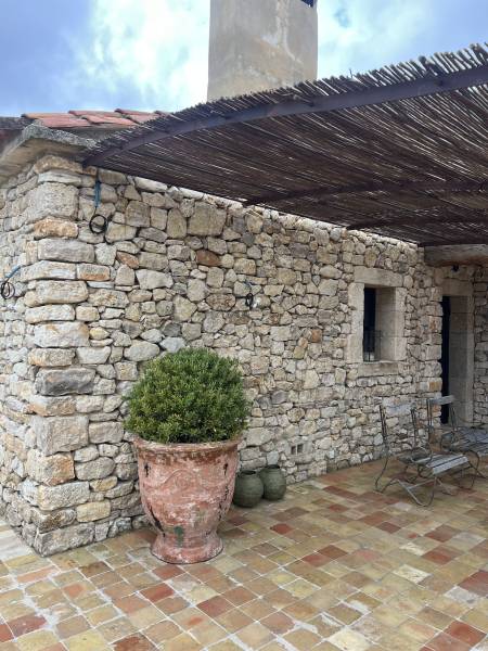 Pergola en fer forgé finition rouillé vernie – Projet sur mesure à Murs (84)