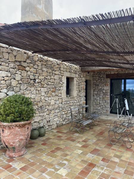 Pergola en fer forgé finition rouillé vernie – Projet sur mesure à Murs (84)