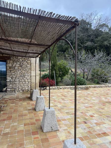 Pergola en fer forgé finition rouillé vernie – Projet sur mesure à Murs (84)