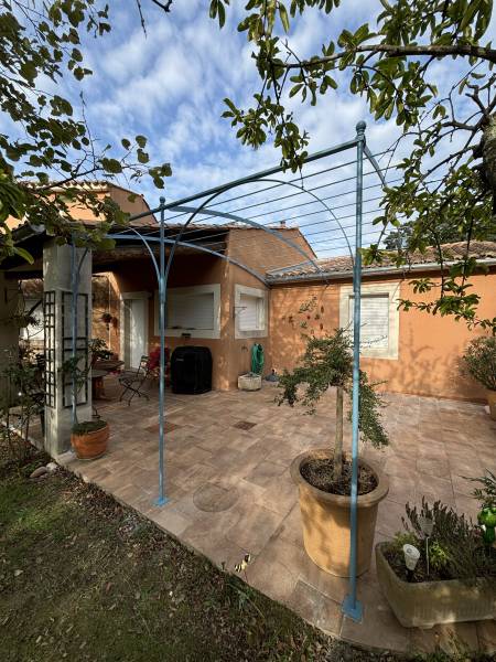 Conception et installation d'une pergola en fer forgé sur mesure à L'isle-sur-Sorgues, dans le Vaucluse, par Savoir Fer