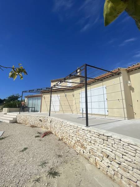 pergola droite adossée à la façade, conçue et installée par l’équipe de Savoir Fer à Joucas (84)