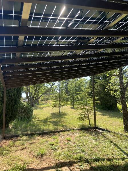 Fabrication et pose d’un carport en acier avec panneaux solaires – Une réalisation sur mesure à Apt (84)