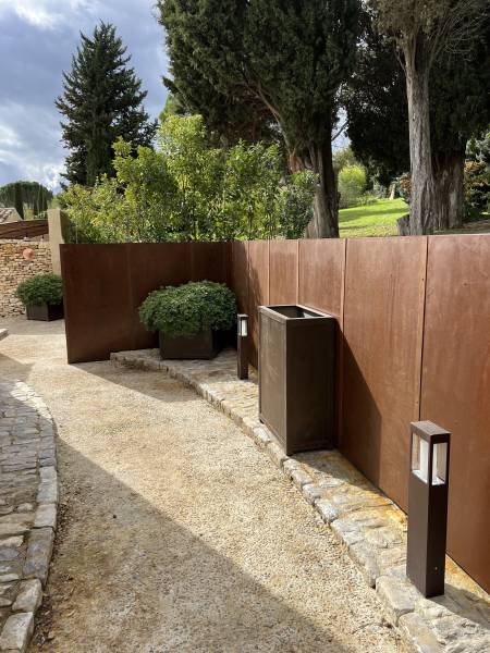 Fabriquant et poseur de mobilier extérieur sur mesure dans le Luberon et ses alentours (84), Savoir Fer ferronnerie d'art 
