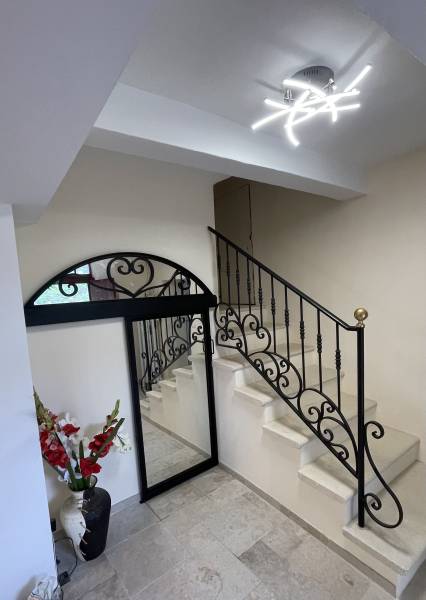Fabrication et pose d'un miroir coulissant sur-mesure, avec des volutes, finition noir, réalisé chez notre cliente à Gignac (13), élaboré par notre équipe de ferronniers d'art !