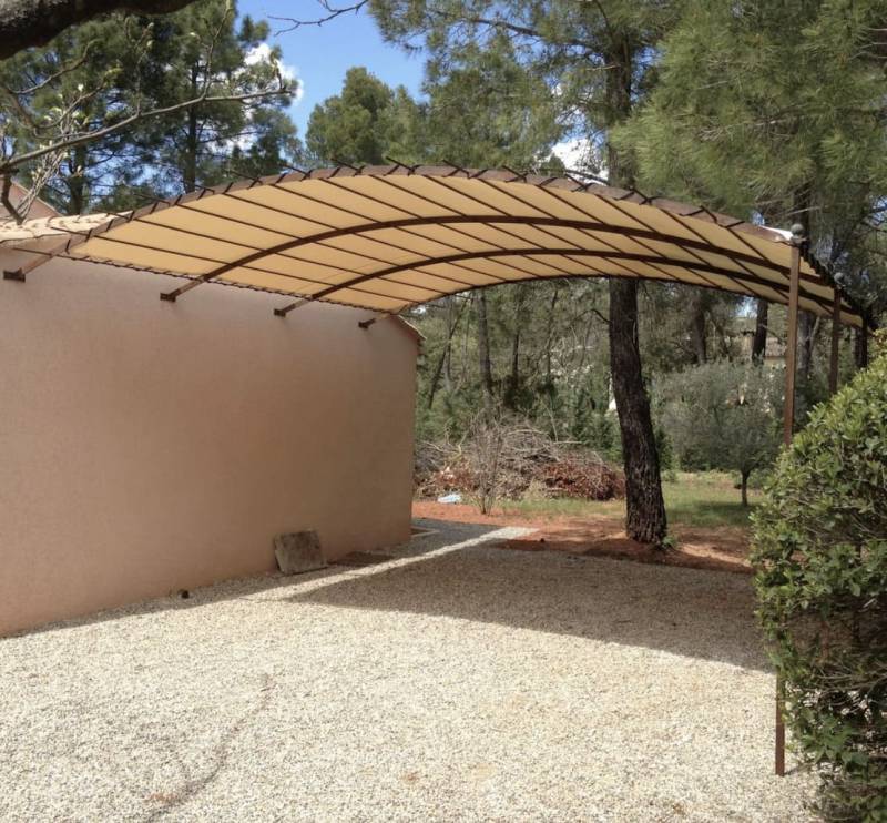 Fabrication et pose d’un carport en fer forgé – Une réalisation sur mesure par Savoir Fer