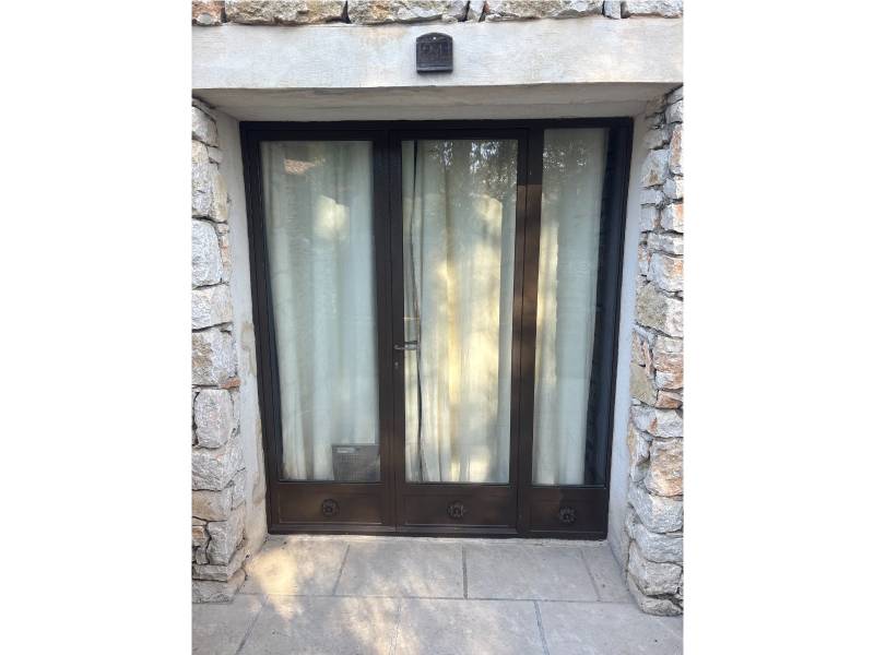 porte fenêtre acier avec d'un fixe de chaque coté posé sur Gordes