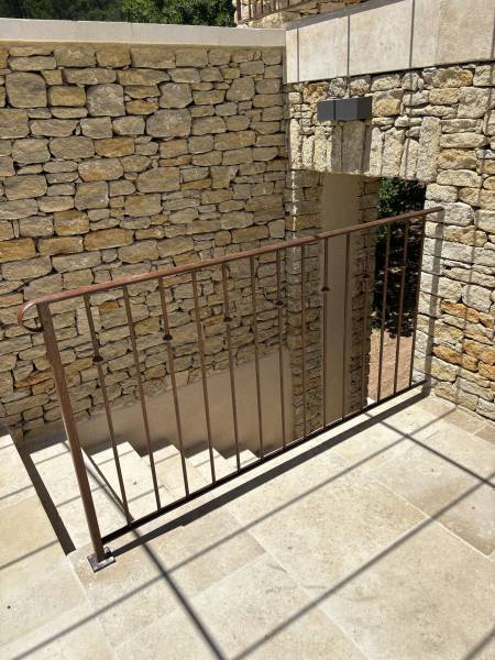 Fabrication et installation de garde-corps en acier, sur mesure, à Murs près de Gordes (84), conçu par Savoir Fer, ferronnerie d'art